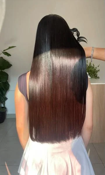 Cabelo longo, liso e com brilho depois do alinhamento no salão Elen Laura